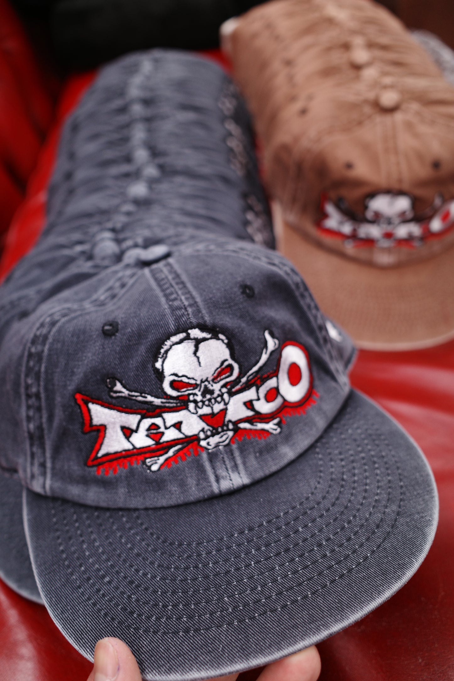 gorra con 'tatuaje de calavera'